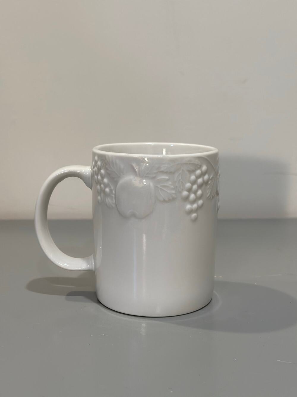 Vintage Gibson White Ceramic Mug Embossed Fruit Apples Grapes Coffee Cup 3.5"